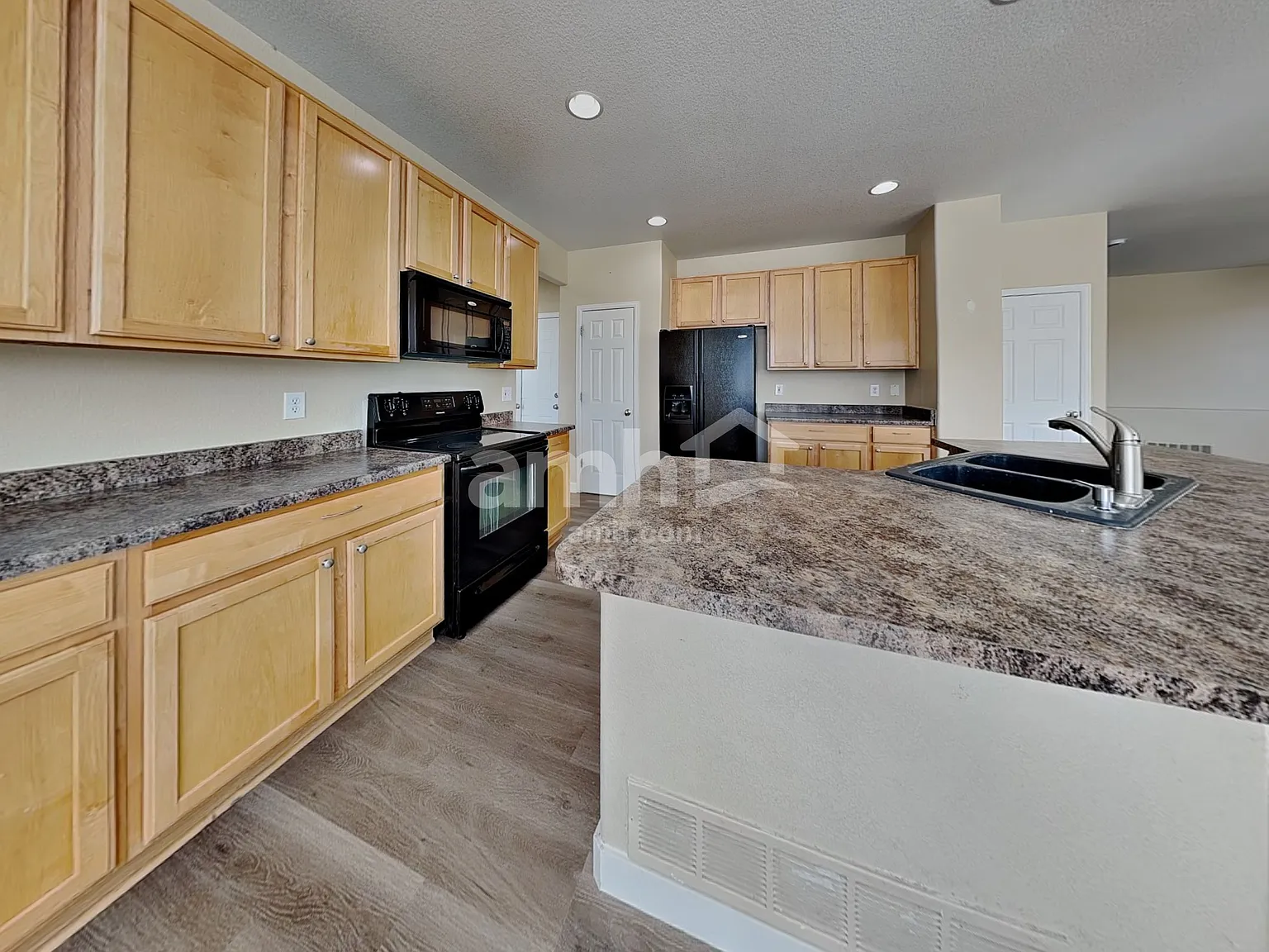 4 bed, 2.5 bath, 2363 sqft, $3,250 — Photo 3