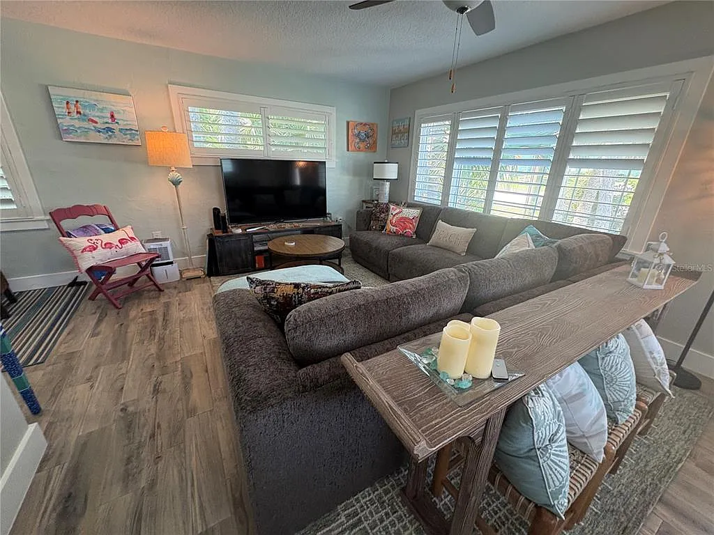 2 bed, 2.0 bath, 915 sqft, $2,295 — Photo 4