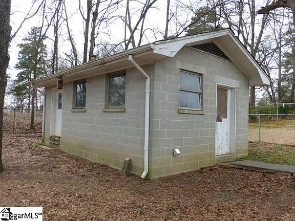 3rd image of 7 Woodmont Cir