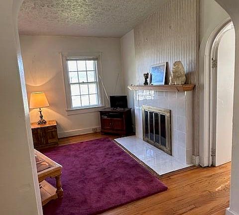 4th image of 1533 Woodbine Ave