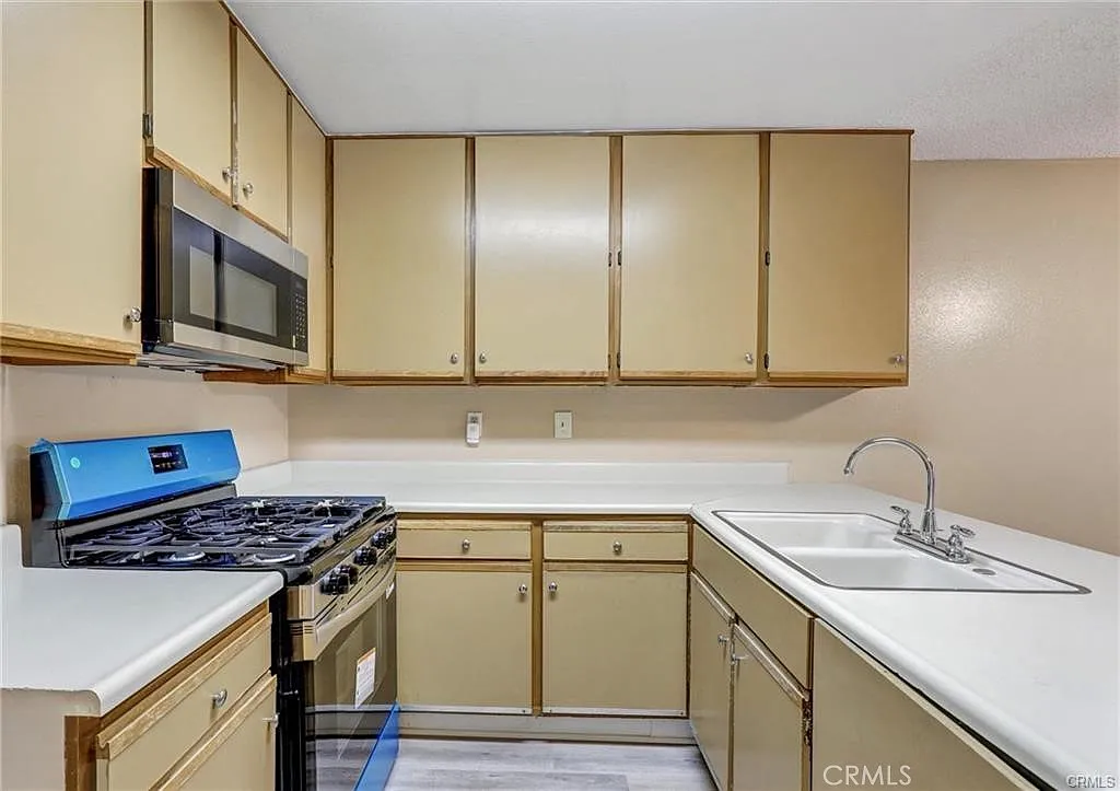 2 bed, 808 sqft, $2,650 — Photo 2
