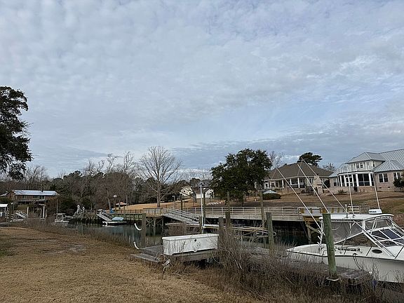 3rd image of 667 Hughes Rd