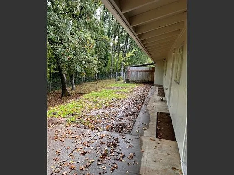 230-232 NE Azalea Dr — Photo 11