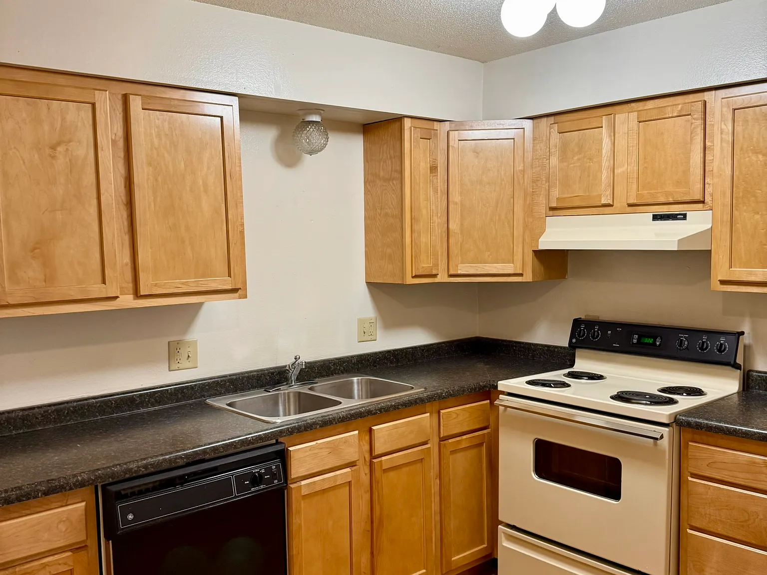 5 bed, $3,203 — Photo 2