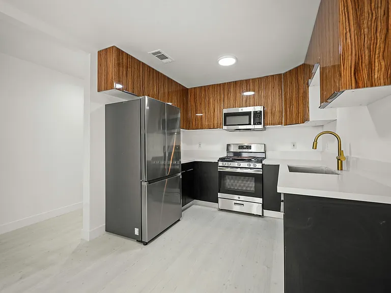 920 Everett St #E — Photo 6
