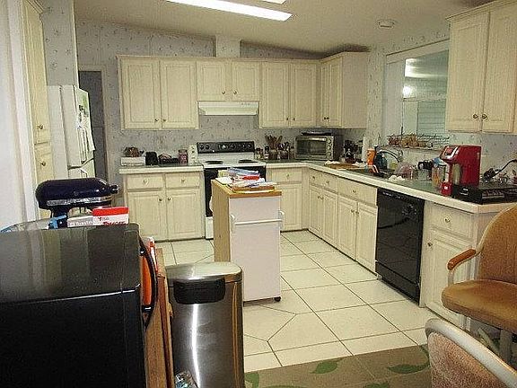 2nd image of 20 Bluewater Lake Cir