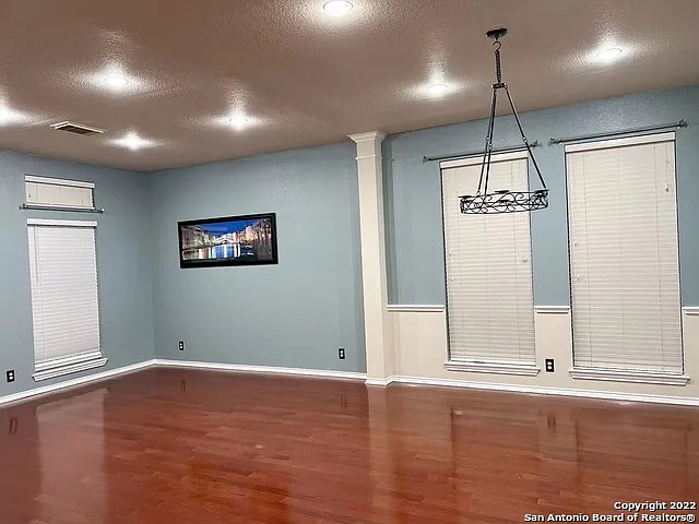 1321 Holmes Ln — Photo 4