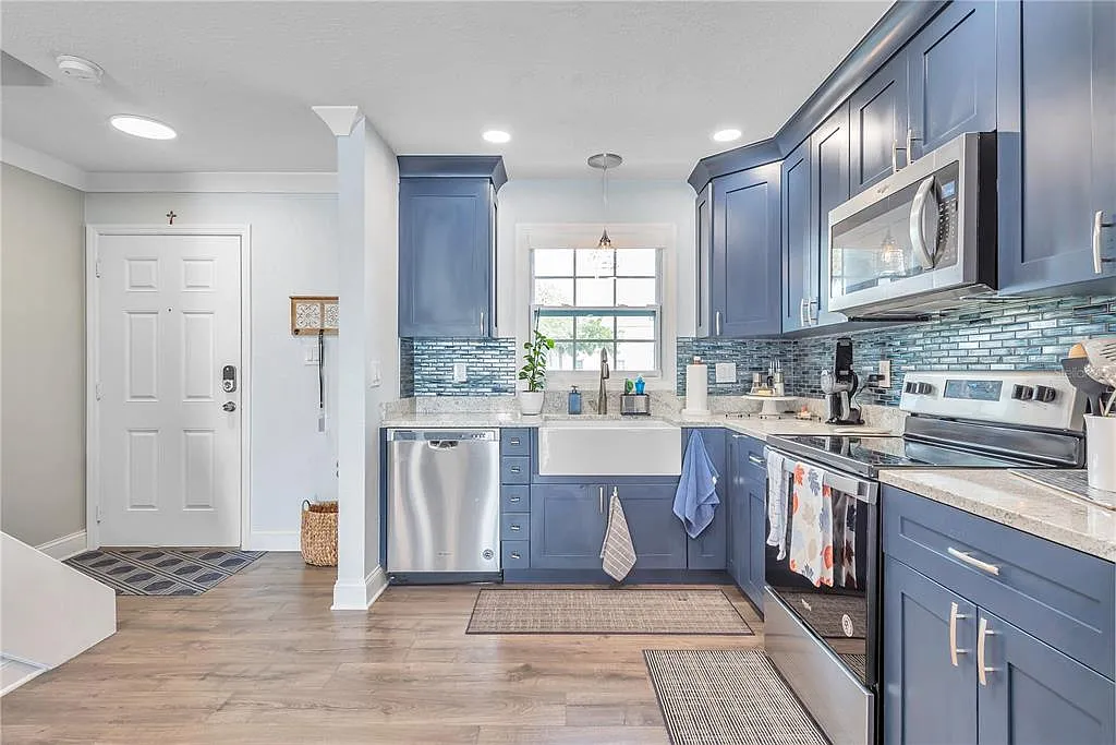 3 bed, 3.5 bath, 1437 sqft, $4,700 — Photo 4
