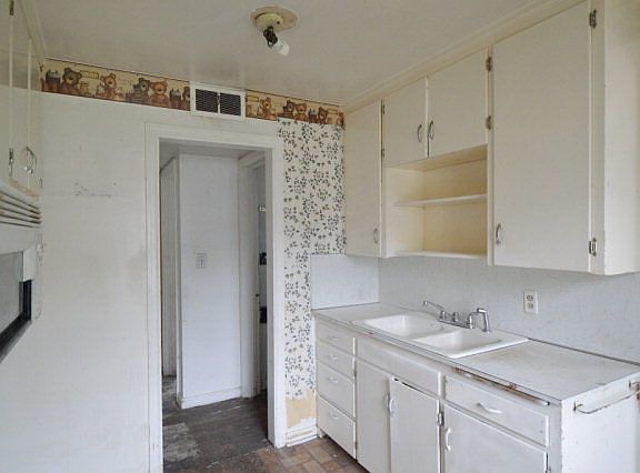 4th image of 271 E 24th St