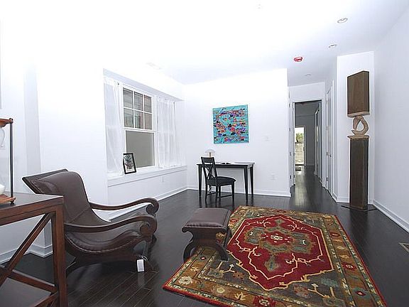 4th image of 521 Pine St #100