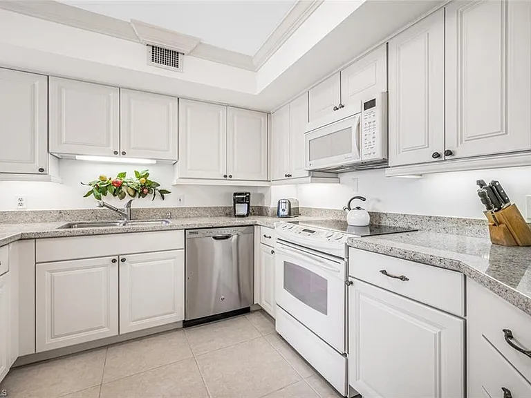 4551 Gulf Shore Blvd N #605 — Photo 17