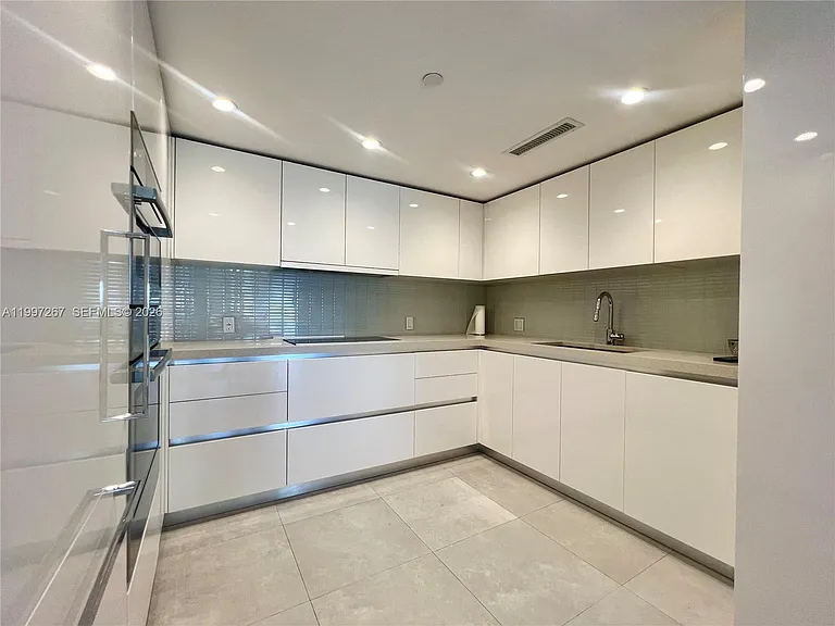 7832 Collins Ave #304 — Photo 5