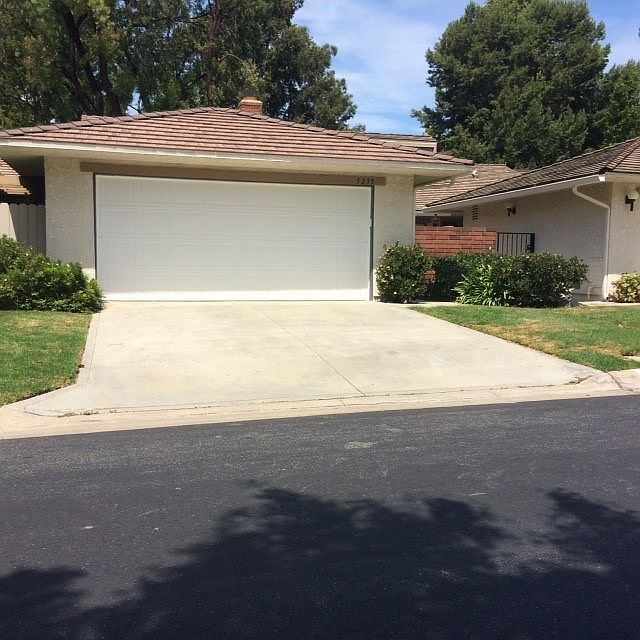 Private garage/driveway