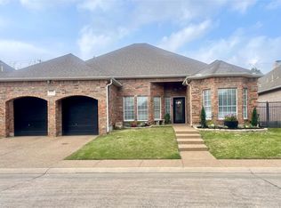 762 Village Green Dr, Desoto, TX 75115