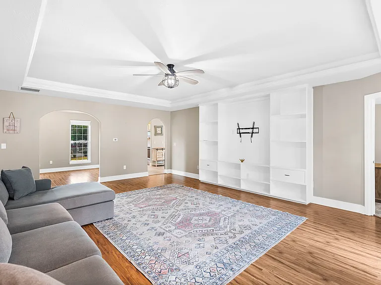305 Lake Dr — Photo 6