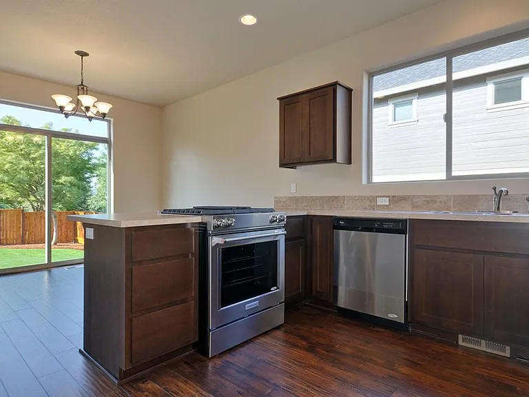228 SE Maple St — Photo 5