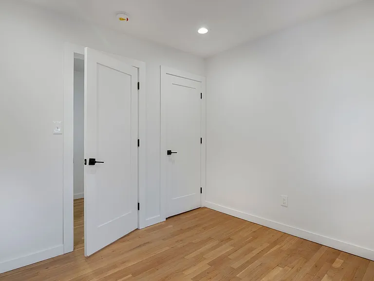 4 Morris Ave — Photo 6