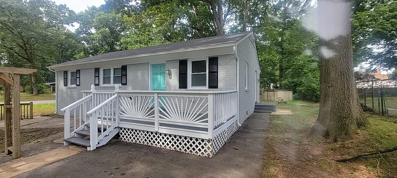 3 bed, 1.0 bath, 1107 sqft, $1,895 — Photo 1