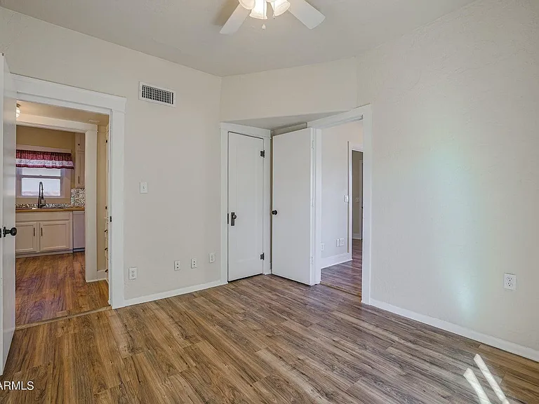 1005 E Moreland St — Photo 17