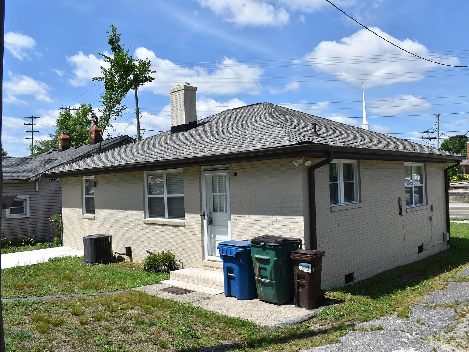 3 bed, 1.0 bath, $1,750 — Photo 3