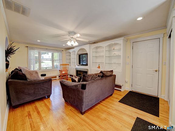 3rd image of 887 Spindle Hill Road