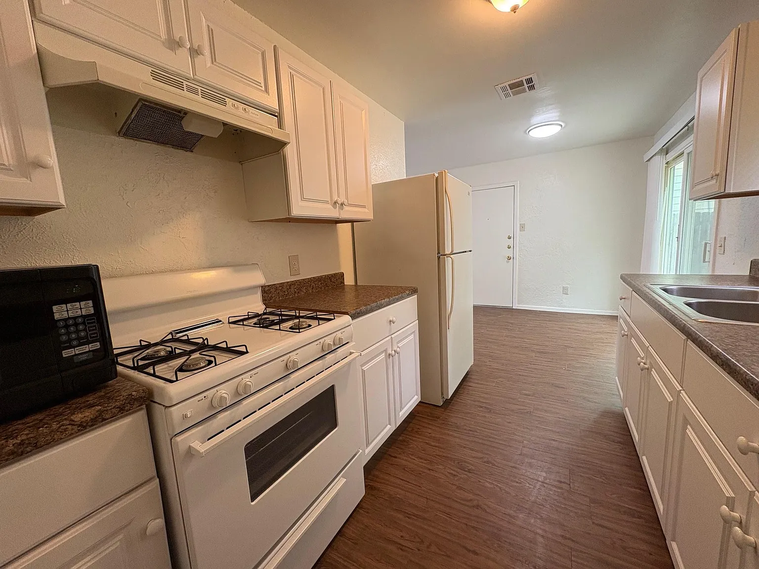 2 bed, 1.0 bath, 880 sqft, $1,600 — Photo 4