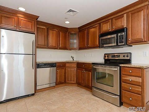 4th image of 242 Maple Ave