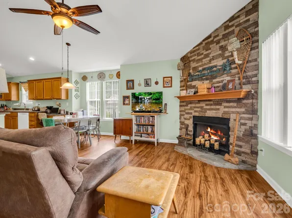 27 Gray Wolf Ln, Hendersonville, NC 28792