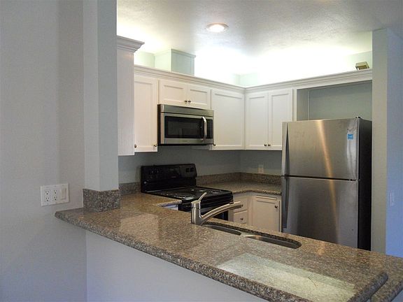 4th image of 16682 Bernardo Oaks Dr