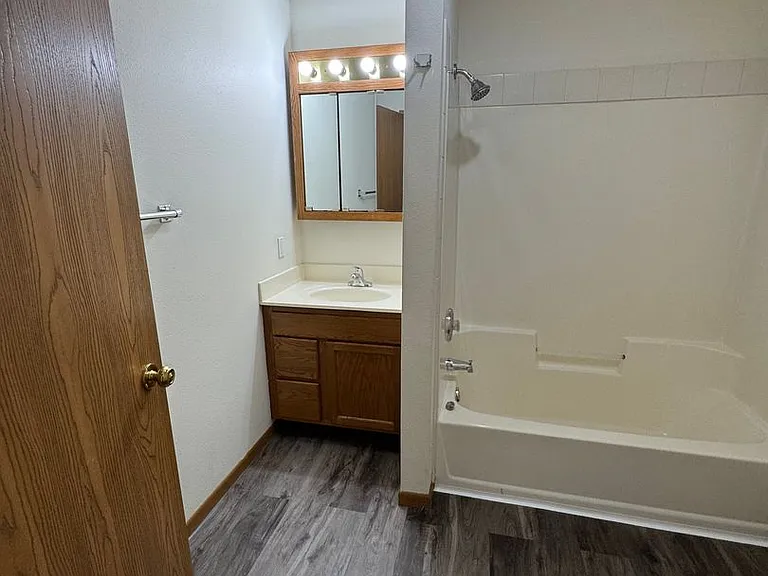 PIONEER BLUFF APARTMENTS — Photo 18