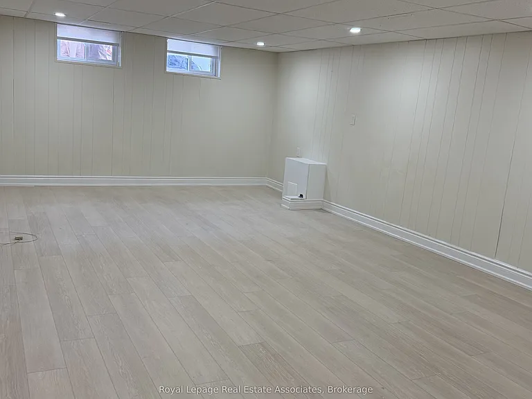 60 Toby Cres #LOWER — Photo 13