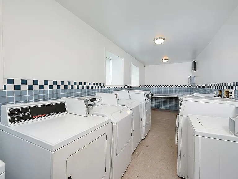 Abbottsford Apartments — Photo 24