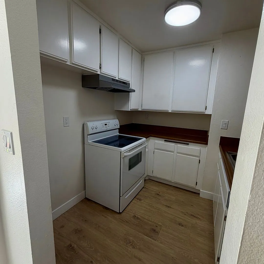 Great condo in gated community, 1 Bed, 1 Bath. Good Location. — Photo 3