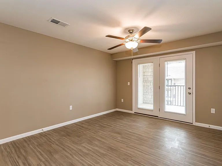 Greenbrier Apartments — Photo 42
