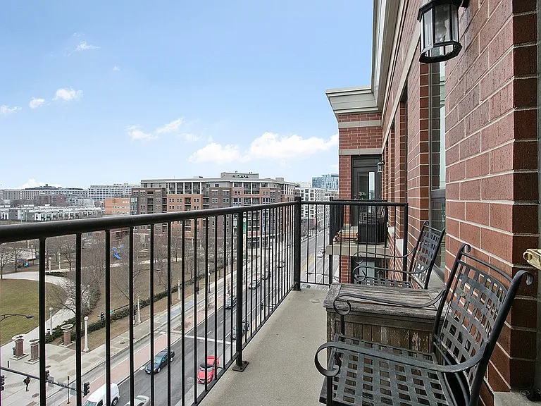 343 W Old Town Ct #700 — Photo 3
