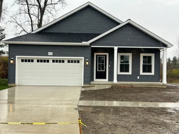 4915 Waterford Ln, Hamburg, NY 14075