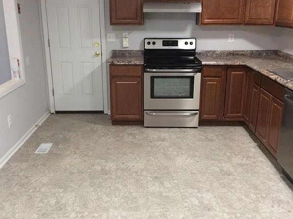 5th image of 204 Hearth Ct W
