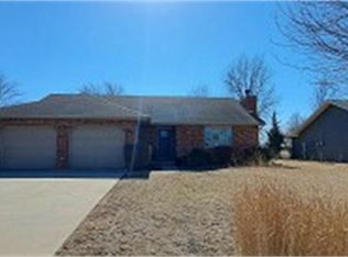 8564 Royal Oaks Dr, Peosta, IA 52068