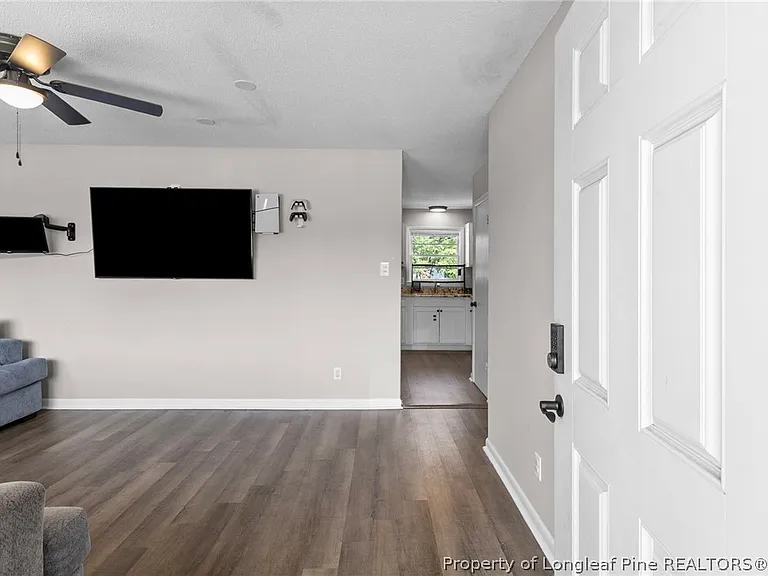 672 Walker St — Photo 3