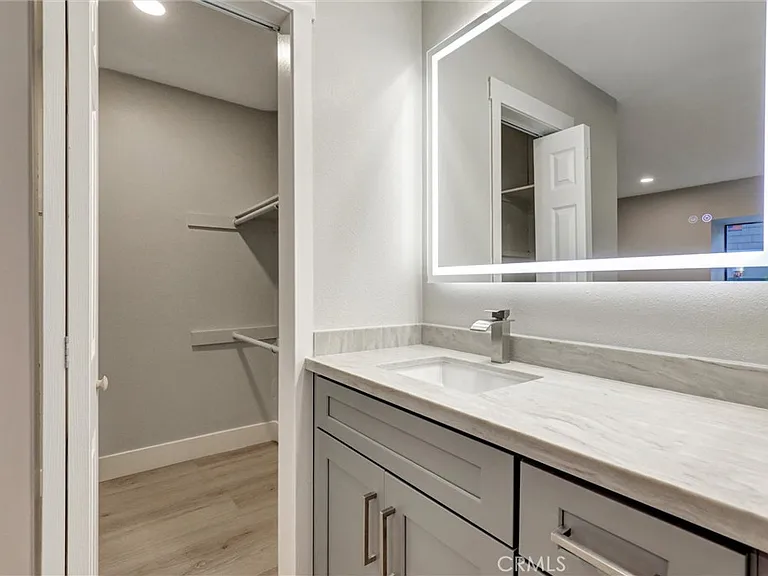 93 Streamwood — Photo 6