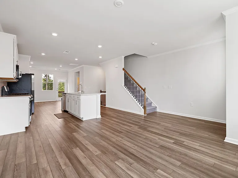1090 Shoreside Dr — Photo 2