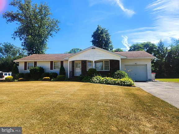 2nd image of 1647 Wisteria Ave