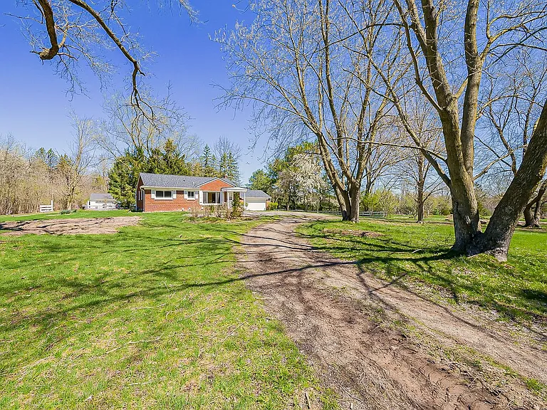 8701 Brookville Rd — Photo 47