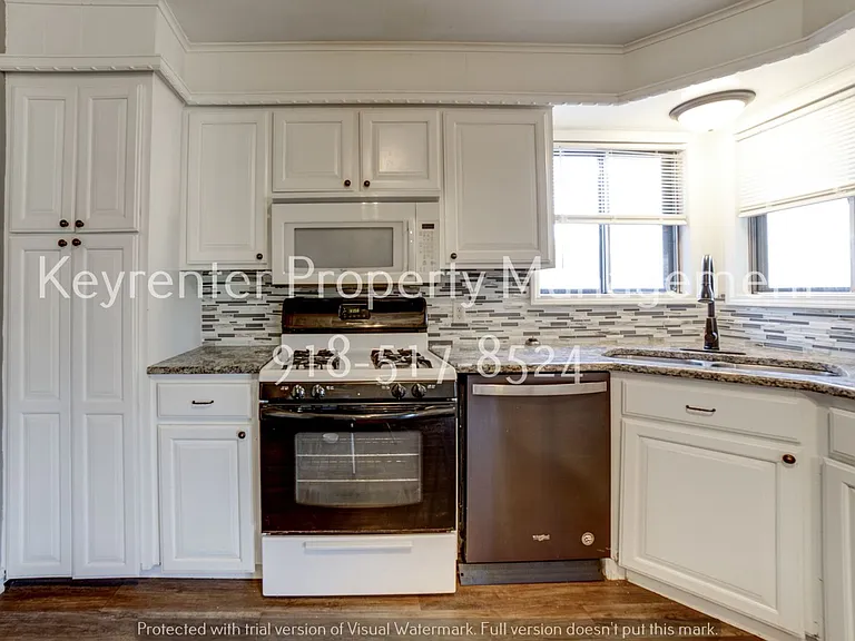 209 N 11th St — Photo 15
