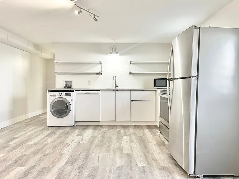 415 N Main St — Photo 7