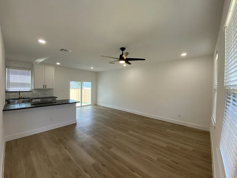 622 W Florence St — Photo 3