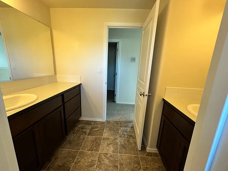 533 Derby St SE — Photo 16