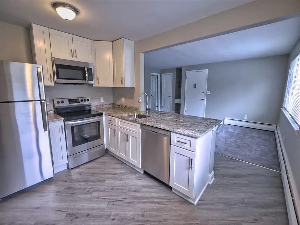 Village Green Court Apartments — Photo 4