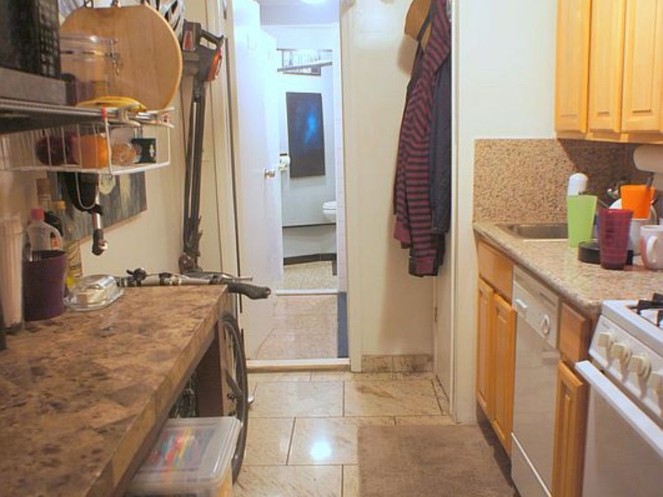 2nd image of 349 W 45th St Ofc Be