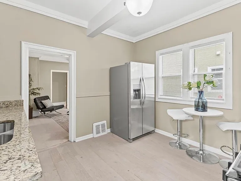 811 Queen Ave N #1 — Photo 9